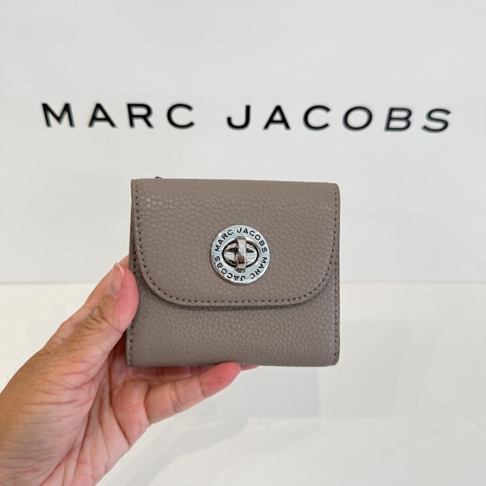 Marc Jacobs 4R5SMP029S01 Bifold Turnlock Wallet Leather ‼️Concrete color